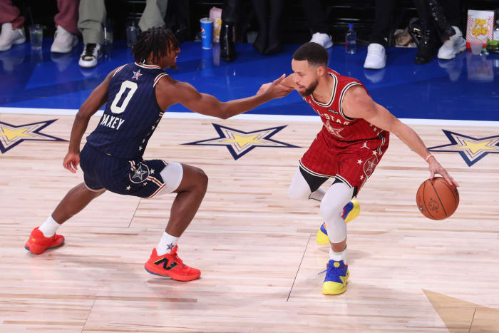Tyrese Maxey defends Stephen Curry in the 2024 NBA All-Star Game.